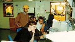 Ombord på Seaway commander under en testkjøring med Hugin i 1997. Her jobber Morten Kloster, Bjørn Jalving og Jon Kristensen foran dataskjermene. I bakgrunnen Nils Størkersen.