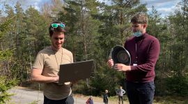 Pc, antenne og en etterlatt sinkbøtte