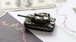 Illustrasjon av en leketanks som kjører over noen grafer. I bakgrunnen kan man skimte en dollarseddel.