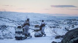 soldater på snøscootere i vinterlandskap