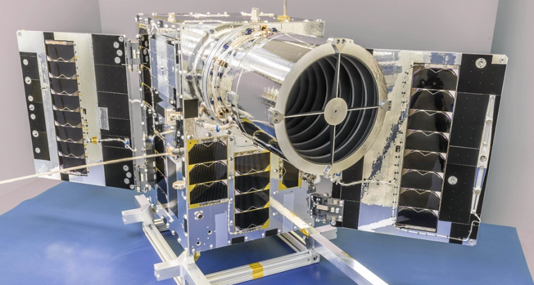 Nærbilde av satelitten NorSat-4, med antenner, solcellepanel og lavlyskamera