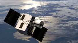 Illustrasjon av satellitt i bane rundt jorden