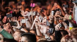 Unge mennesker med smarttelefoner på konsert