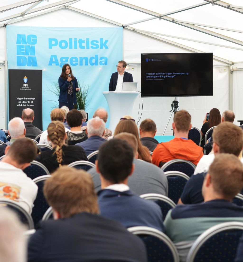 Publikum på FFI-frokost i et telt på Kongsberg Agenda. 