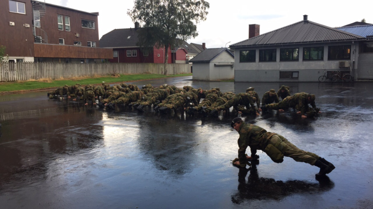 Bilde av soldater i Madla-leiren som gjør push-ups