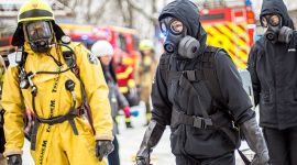 Besøk av justisminister Per-Willy Amundsen på Sagene brannstasjon i forbindelse med signering av beredskapsavtale med Forsvarets Forskningsinstitutt FFI om bistand til nødetatene ved ulykker med farlige stoffer (CBRNe).