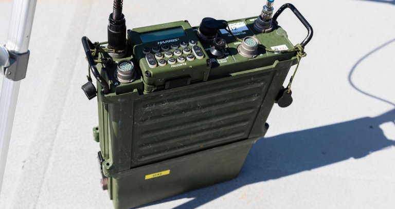 En grønn L3Harris AN/PRC-117F taktisk radio.