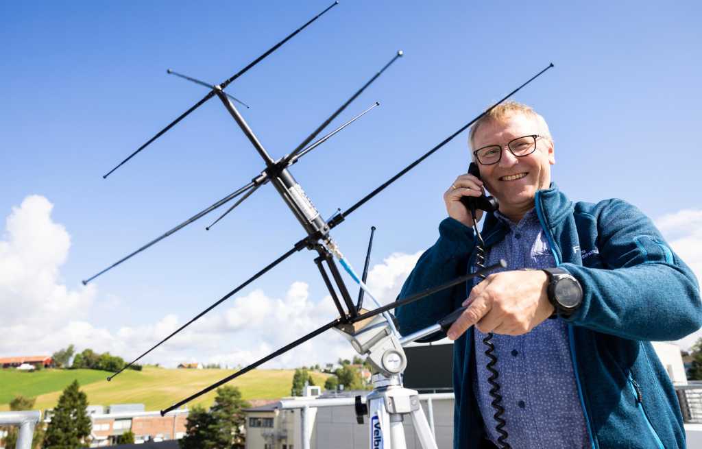 Lars Erling Bråten på taket av FFI på Kjeller med en antenne.