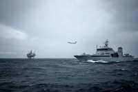 En oljeinstallasjon, et kystvaktskip og overvåkningsflyet P8 Poseidon under øvelsen Nordic Warden sommeren 2024.
