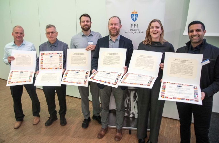 Seks personar viser fram diplomen dei fekk på AMMA 2025.