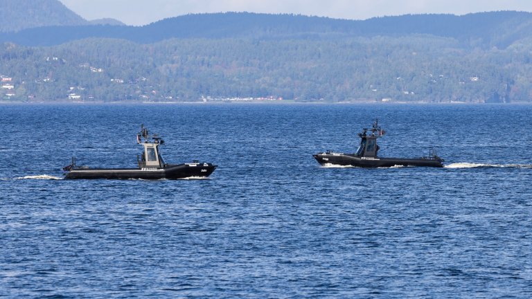 To riber (småbåter) kjører førerløst på Oslofjorden rett utenfor Horten.