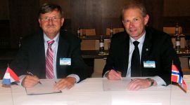 to menn skriver under på papirer