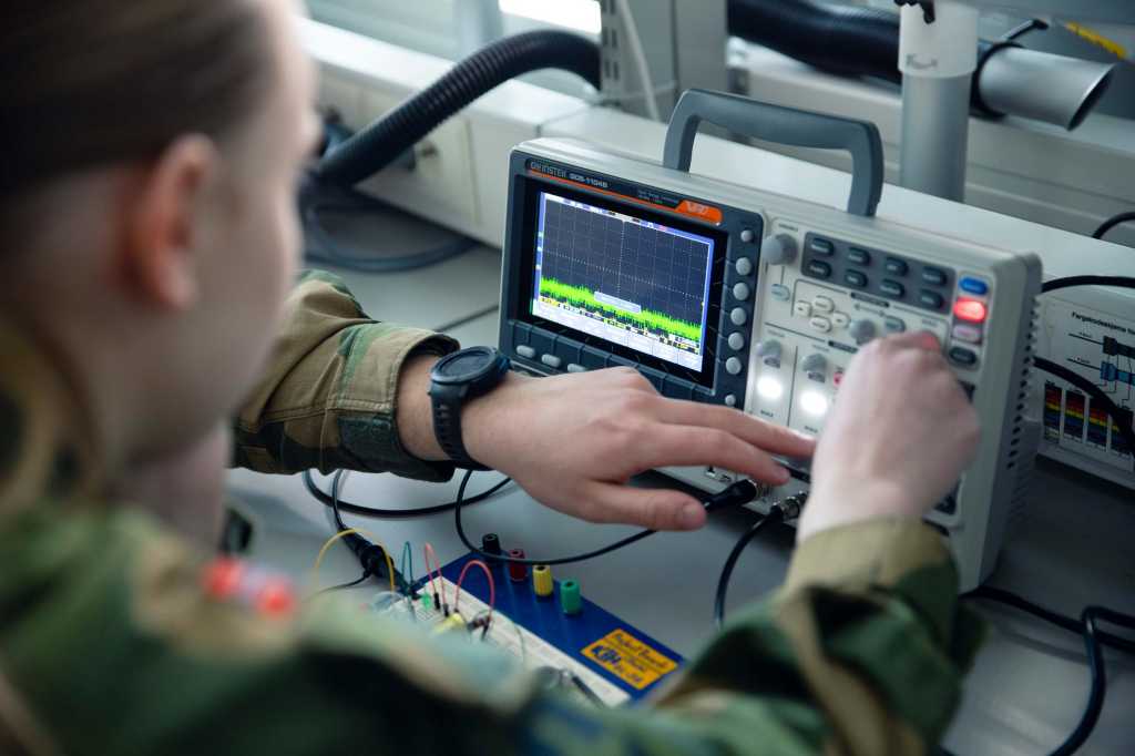 En soldat arbeider med et teknisk instrument.