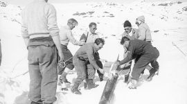 FFI-forskere gjør klart for forsøk med Terne i 1950. Foto