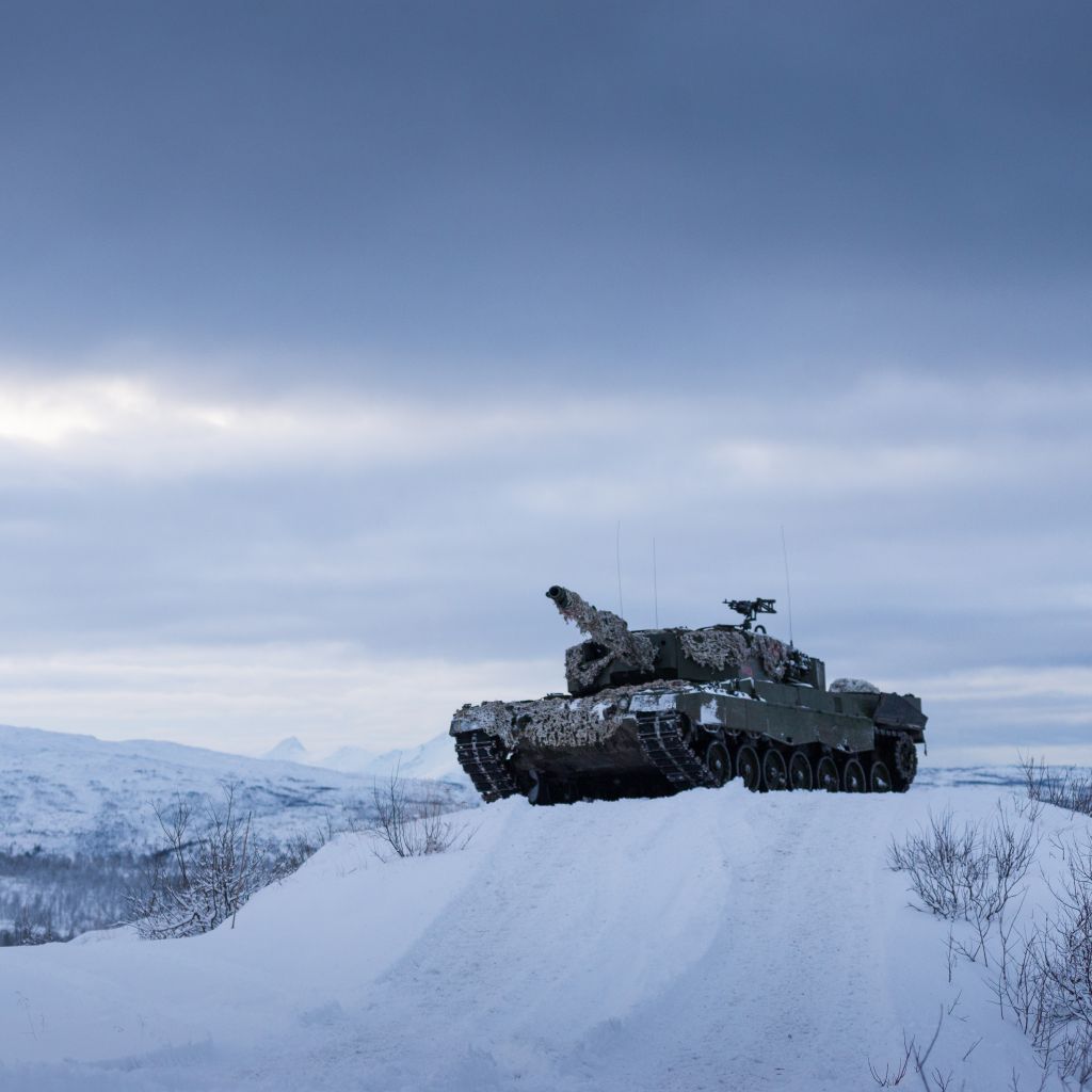 Stridsvogn i vinterlandskap i Nord-Norge