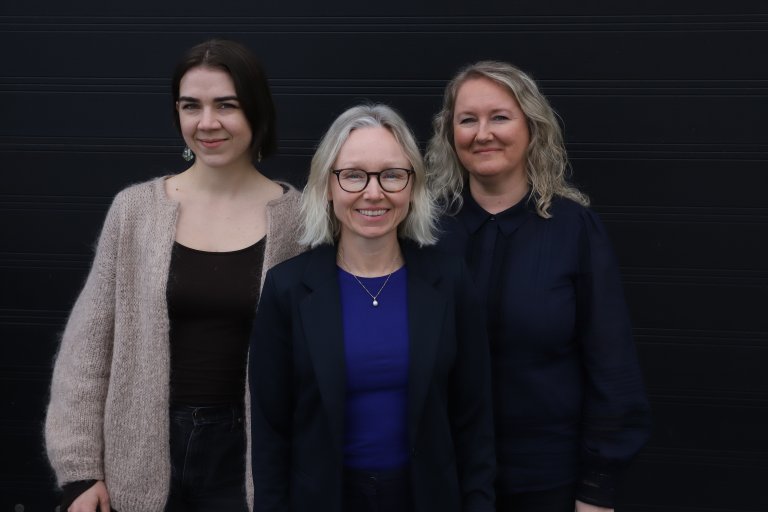 Portrett av tre forskere på svart bakgrunn.