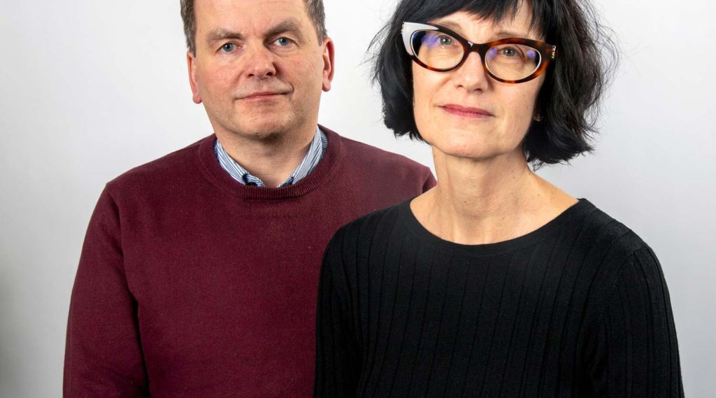 Stig Rune Sellevåg til venstre i burgunder genser og Jannet Blatny til høyre med svart genser. 