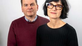 Stig Rune Sellevåg til venstre i burgunder genser og Jannet Blatny til høyre med svart genser. 