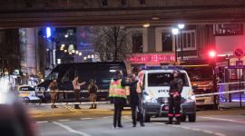 Politisperringer på Grønland i Oslo sentrum etter at politiet pågrep en 17 åring med en hjemmelaget bombe. I bakgrunnen ser vi politiets bombegruppe i aksjon.