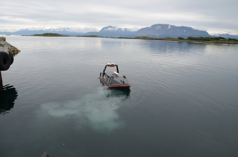 Liten ubemannet båt på vannet