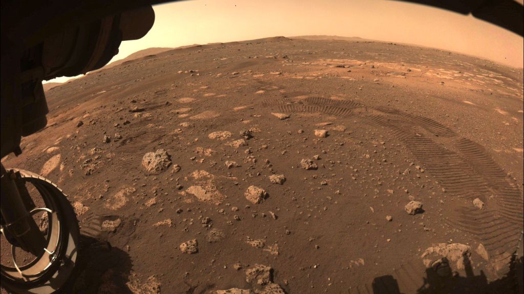 Første bildet av overflaten på Mars tatt av roveren