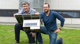 To FFI-forskere poserer sammen med en mikrosatellitt