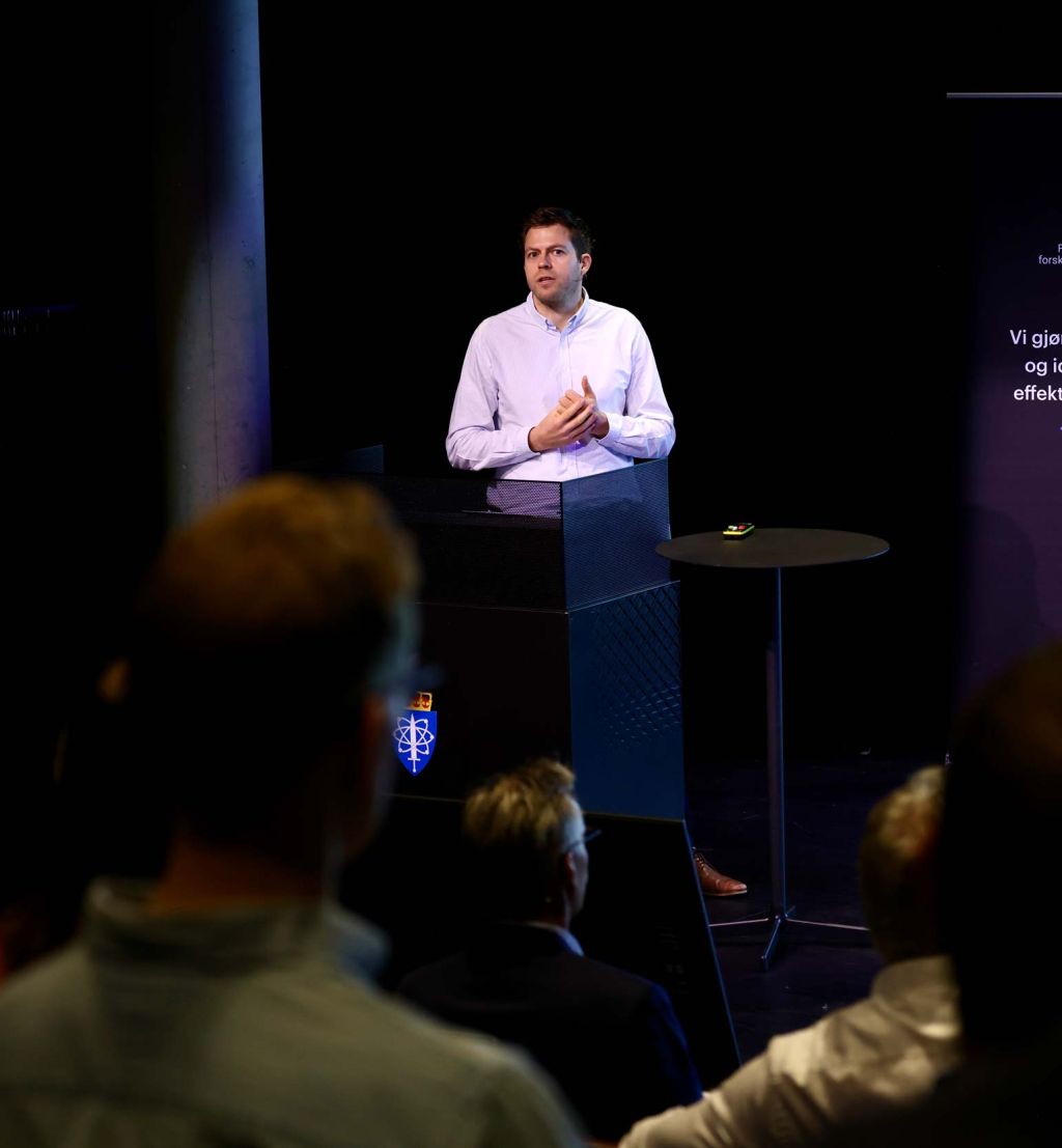 Alexander Beadle på scenen under FFI-frokost på Deichman i Oslo.