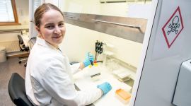 kvinne i laboratorium med prøvetakning