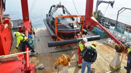 Ubemannet båt på dekket til forskningsfartøyet H.U. Sverdrup II