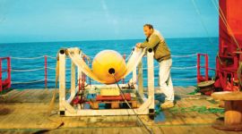 Forsker Nils Størkersen ved en tidlig modell av den autonome miniubåten Hugin.