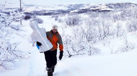 Dokka som Gorm Krogh Selj bærer på kles med kamuflasjejakker i ulike mønstre før den plasseres i felt. Den har vært med forskerne rundt i tjue ulike landskap, ikledd mange slags mønstre. Over hundre soldater har deltatt i observatørtester, for å sjekke hvordan de oppfatter de ulike kamuflasjeplaggene.