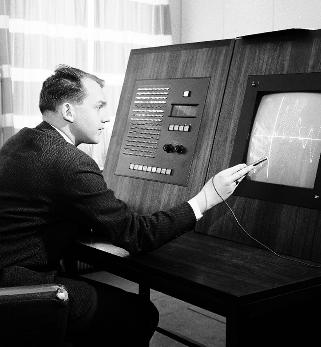 FFI-forsker Rolf_Skår ved pekeskjerm 1965