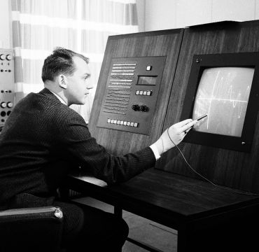 FFI-forsker Rolf_Skår ved pekeskjerm 1965