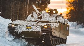 Stormpanservogn i vinterlandskap. Foto