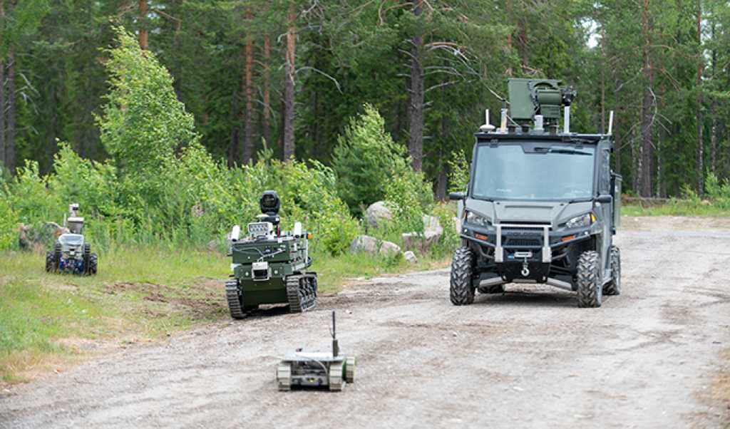 På Rena leir teamet FFI-forskere opp med Nato-kollegaer som jobber med autonomi og robotikk. Deltakerne tok med hver sin robot og testet om de kunne lage en protokoll for hvordan de kunne få ulike roboter fra forskjellige produsenter til å snakke sammen.