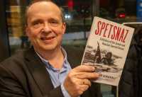 Tor Bukkvoll med boka «Spetsnaz – A History of the Soviet and Russian Special Forces».