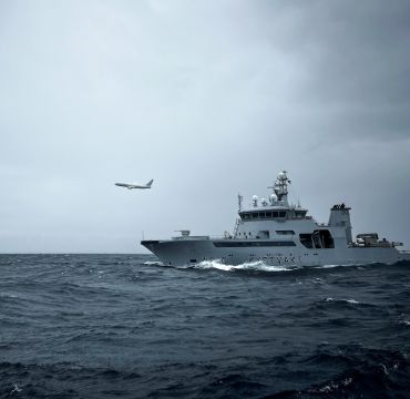En oljeinstallasjon, et kystvaktskip og overvåkningsflyet P8 Poseidon under øvelsen Nordic Warden sommeren 2024.