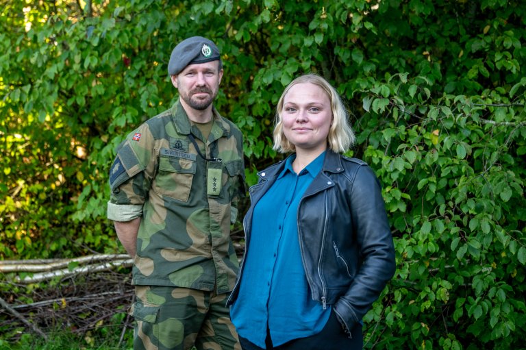 Portrett. Mann i uniform og kvinne i sivile klær foran en skog.