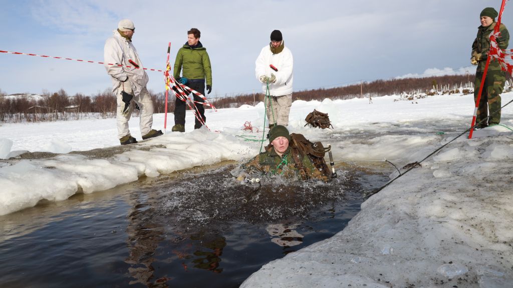 Bilde fra vinterøvelse under rekruttrening ved Garnisonen i Sør-Varanger.