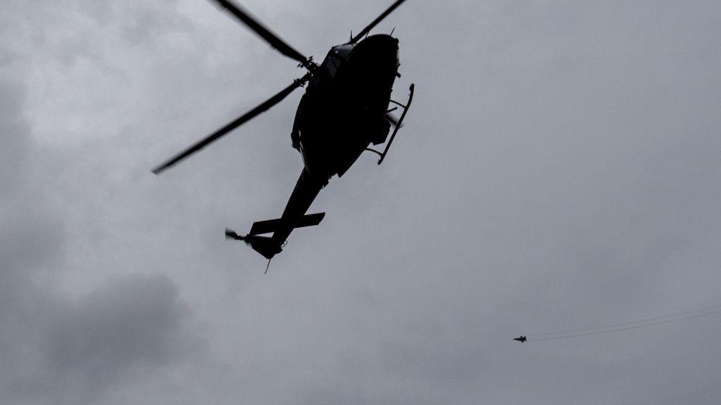 Helikopter, F-35 kampfly og grå himmel