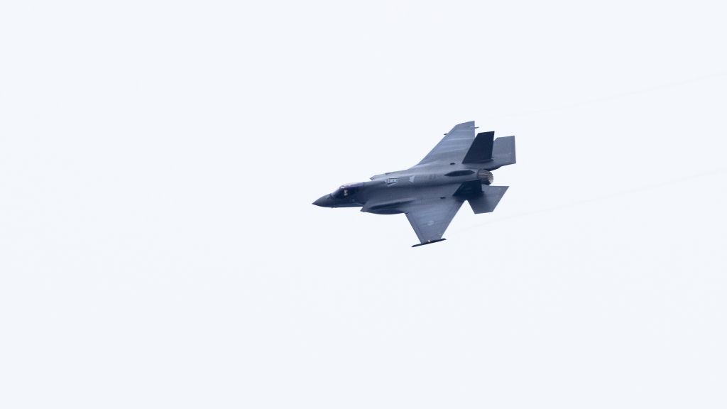 Nærbilde av F-35 i lufta. Grå himmel i bakgrunnen.