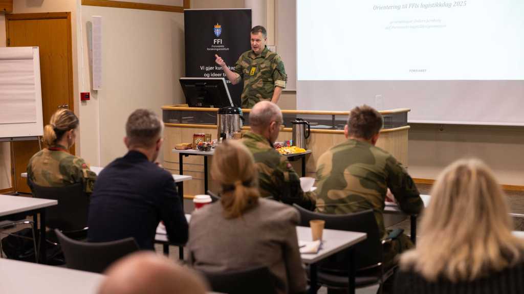 Sjef FLO, Anders Jernberg, snakker til en lydhør forsamling.
