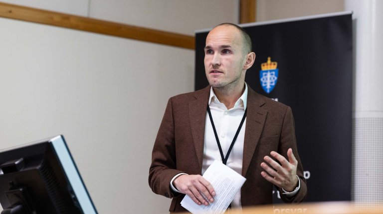 Olger Pedersen holder sitt innlegg på Logistikkdagen ved FFI.
