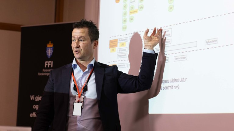 Stefan Johannessen holder foredrag på Logistikkdagen på FFI.