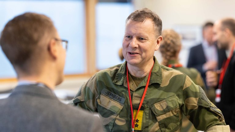 Sjef FLO i samtale under Logistikkdagen ved FFI.