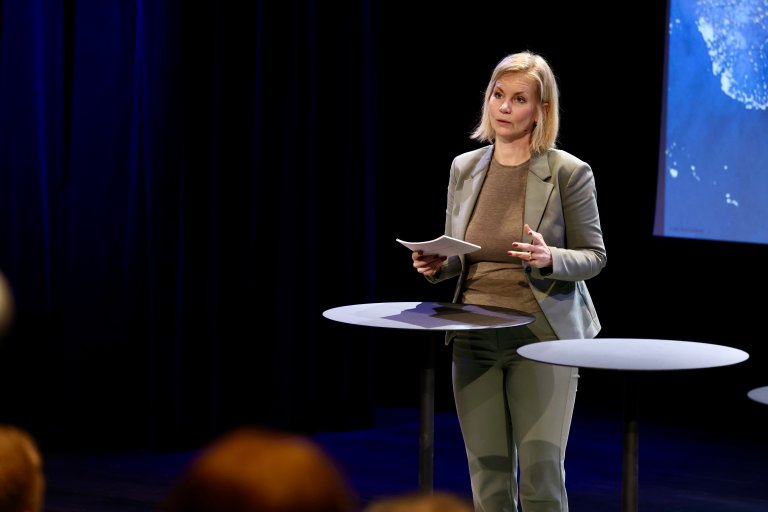 Sigrun Aasland på scenen i Deichmannsalen.