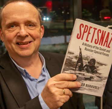 Tor Bukkvoll med boka «Spetsnaz – A History of the Soviet and Russian Special Forces».