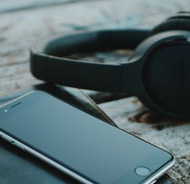 Illustrasjonsbilde av en mobil og et hodesett.