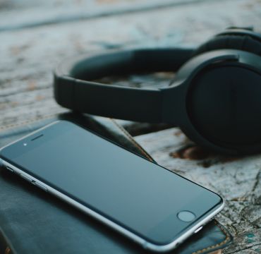Illustrasjonsbilde av en mobil og et hodesett.