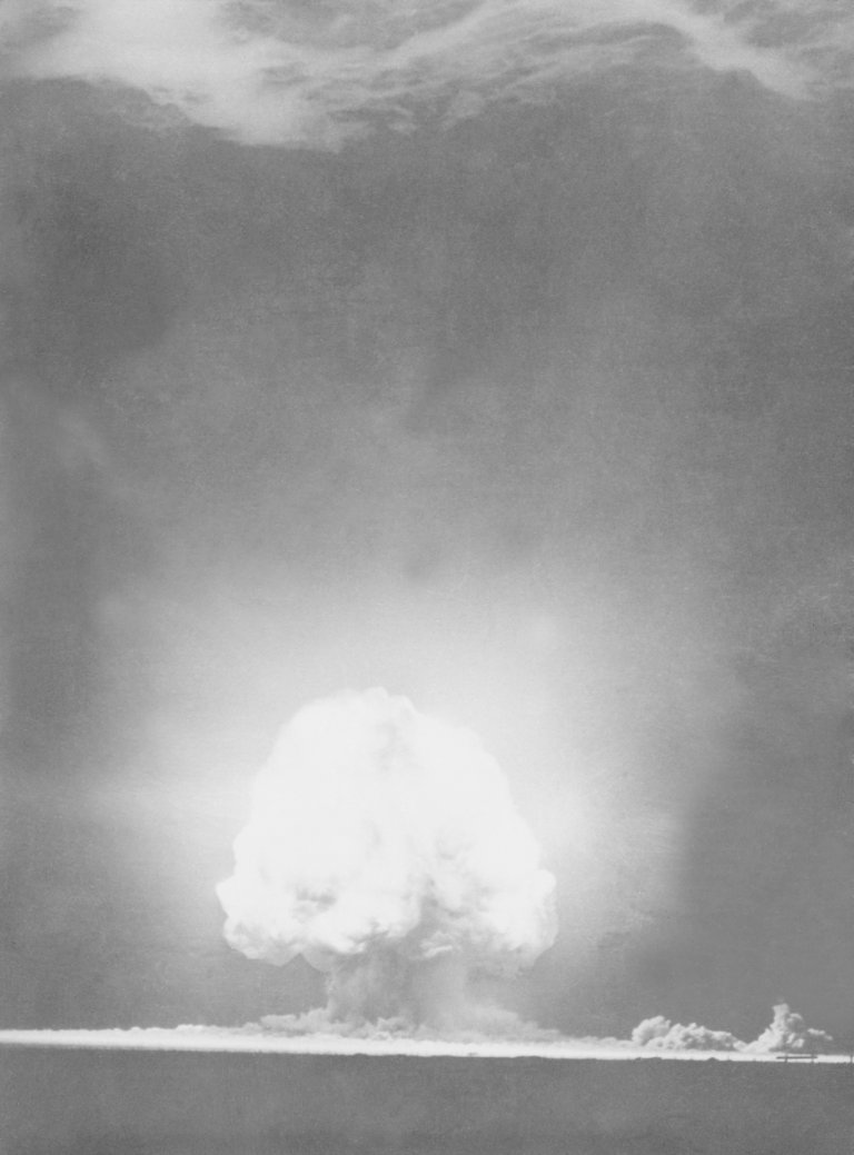 'Trinity'-eksplosjonen ved Los Alamos, Alamogordo, New Mexico. 16. juli 1945. bildet er tatt 9 sekunder etter den første detonasjonen. Manhattan-prosjektet, andre verdenskrig.